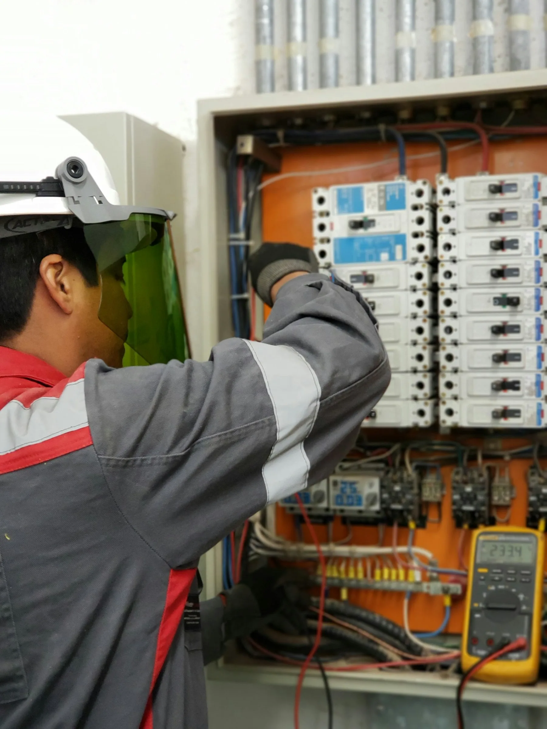 Tehničar na pregledu elektro-ormara u poslovnom objektu